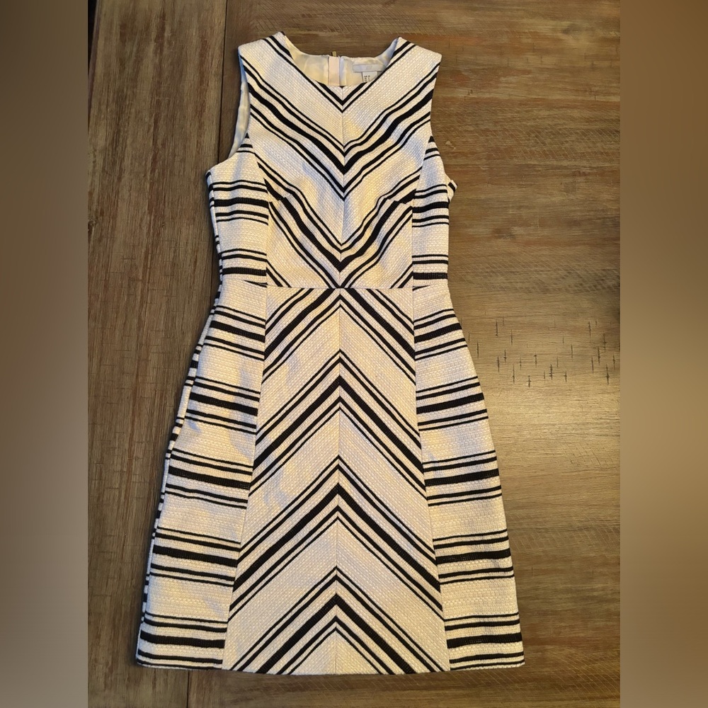 H&M chevron tan and black size 2 short dress